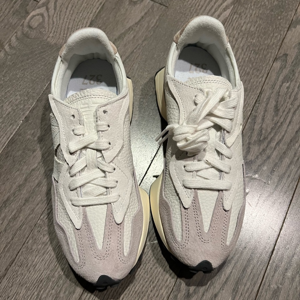 New Balance 327
Women's - Picture 8 of 12